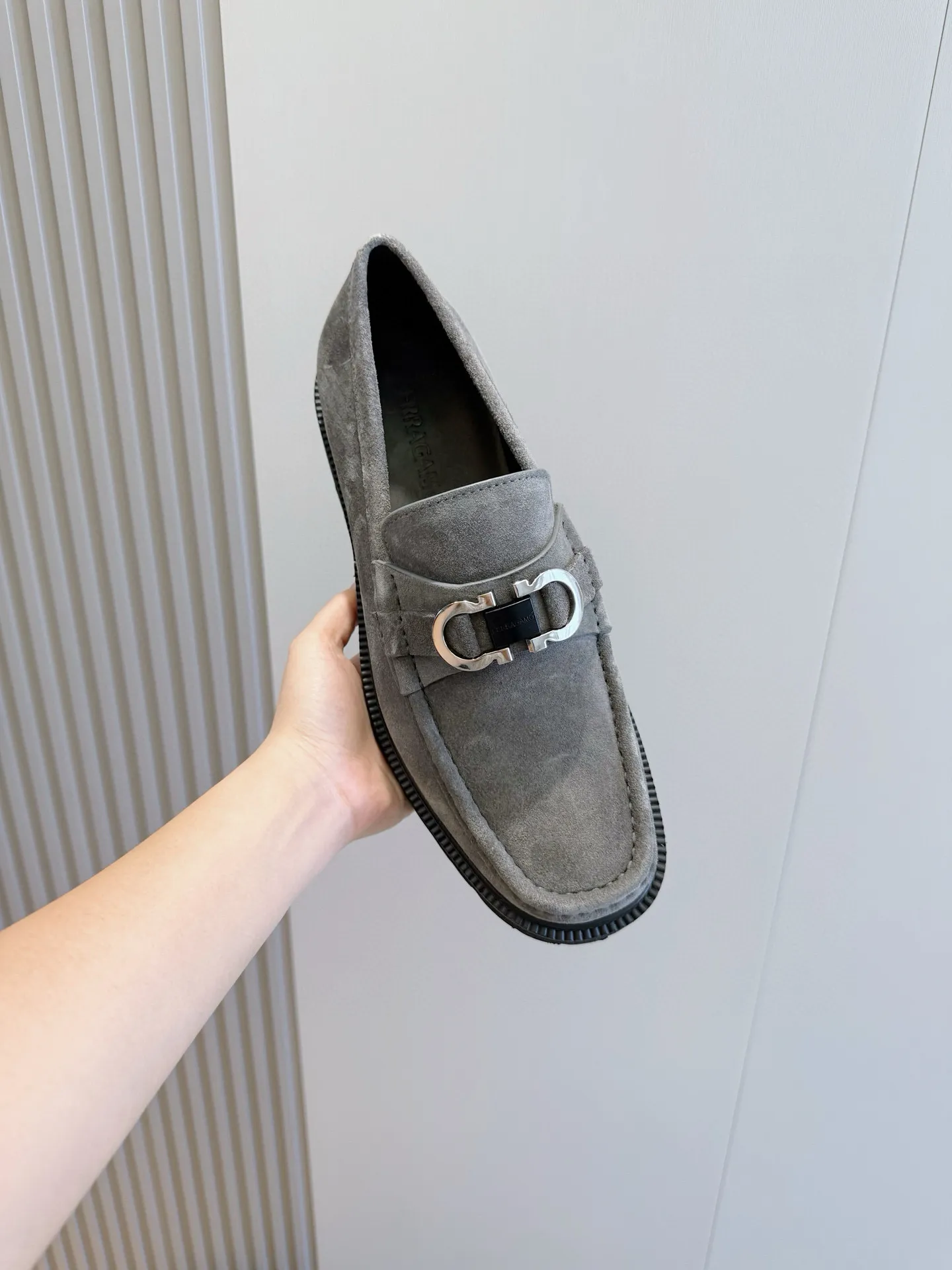[Ferragamo] Top P: 760💰 Number of yards: 39~44 (38.45. Customized, non-returnable) Ferragamo men's leather derby shoes. The new derby shoes are light in texture and cool in style. They adopt exquisite eyelet uppers and novelly define urban trends. Made of brushed cowhide, it has a plump and rounded toe box and is decorated with delicate wingtip decorative details. Imported cowhide + cowhide lining.